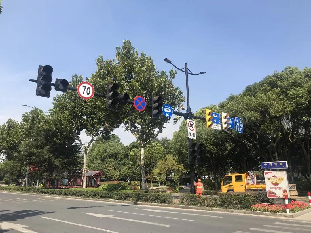  城市道路综合杆